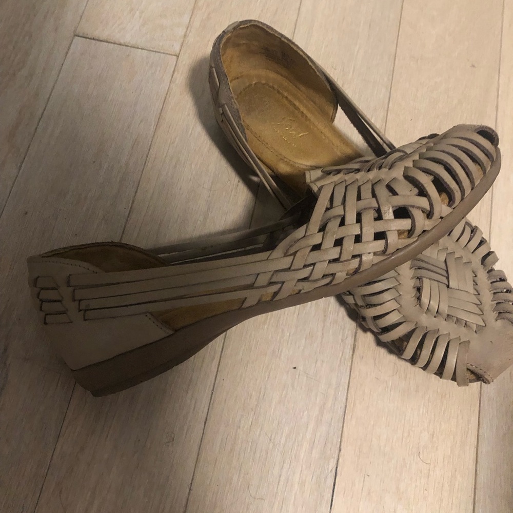 Natural souls woven leather huarache sandals in a neutral taupe color. Size 8.5.